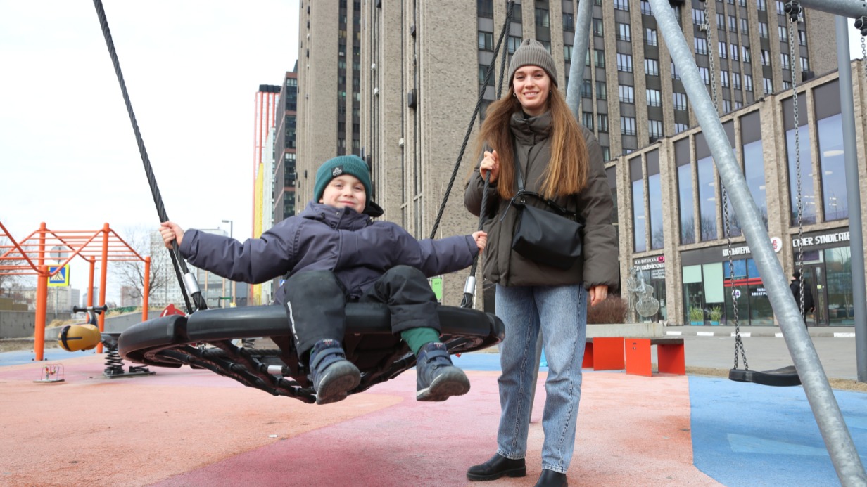 Дарья Крылова и ее пятилетний сын Степан во время весенней прогулки во дворе дома