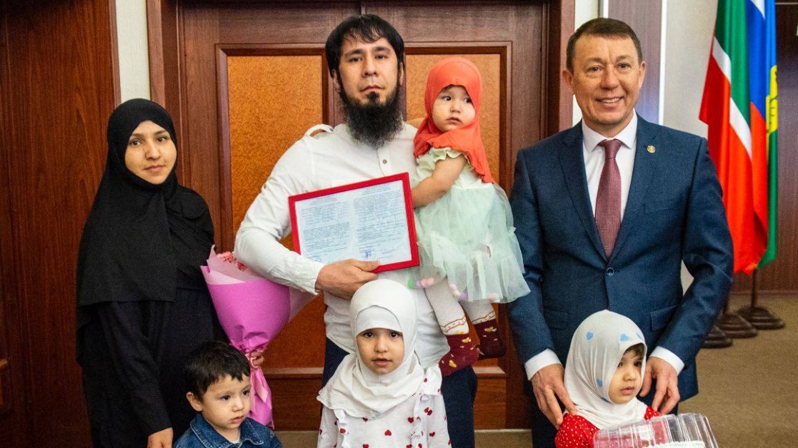 Семья мигрантов из Нижнекамска получили сертификат на жилье: как это произошло, личности членов семьи, что известно