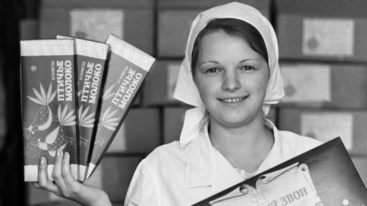 Передовая работница конфетно-шоколадного цеха «Рот фронта» Галина Фетисова 