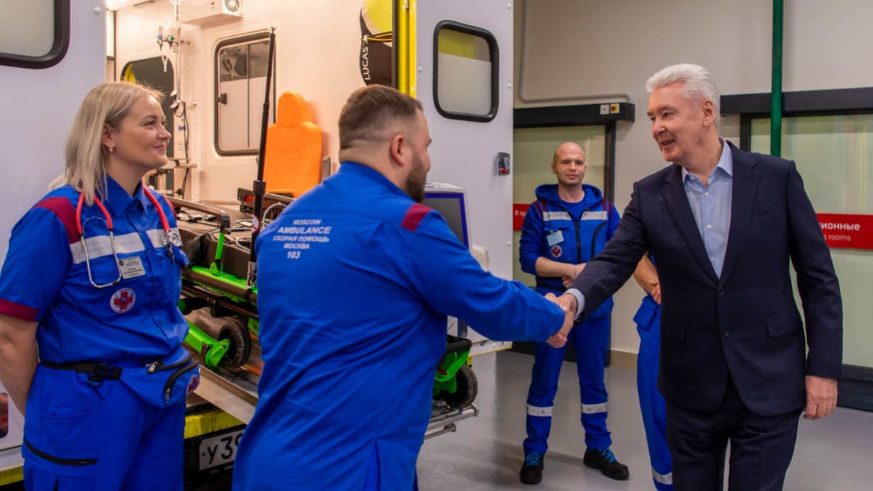 Мэр Москвы Сергей Собянин (справа) поблагодарил медиков флагманского центра НИИ имени Склифосовского за высокий профессионализм