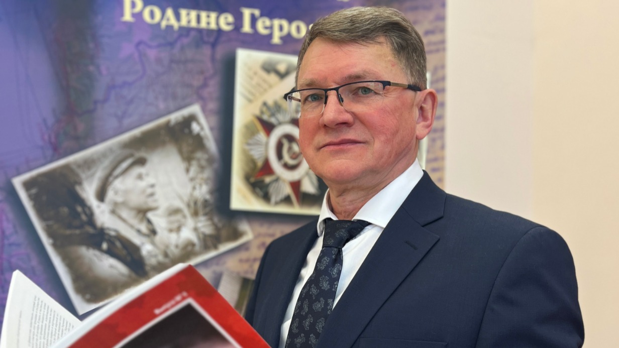 Директор Института социальной памяти Академии военных наук России Александр Ужанов на рабочем месте