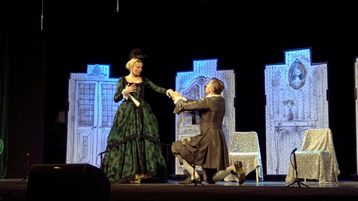 Елена Фирсова и Александр Панин в комедии «Ночь ошибок», с которой накануне 20-летия «Фабрики вентиляции ГалВент» началась творческая история ее собственного театра 