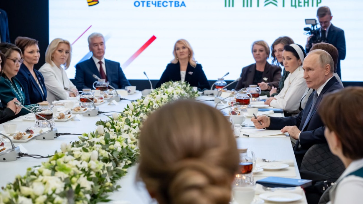 Путин пообещал вручить награду женщине-медику, вынесшей с поля боя тело супруга