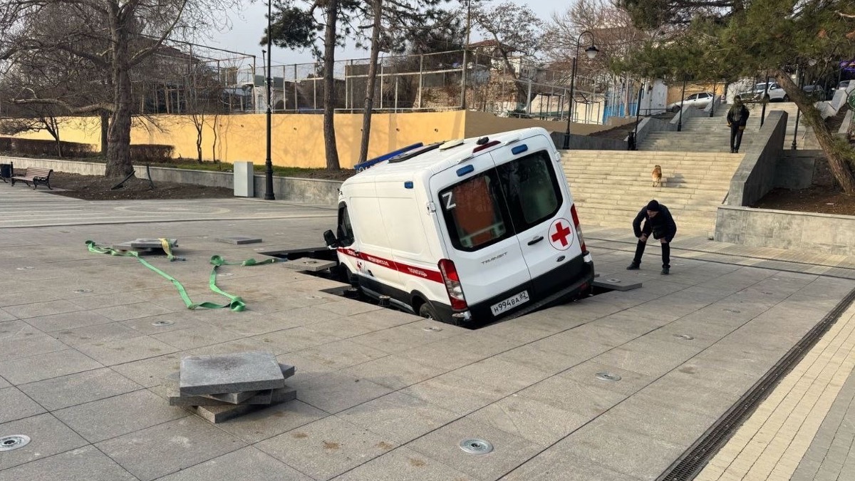 Машина скорой помощи в Феодосии провалилась в недавно построенный фонтан