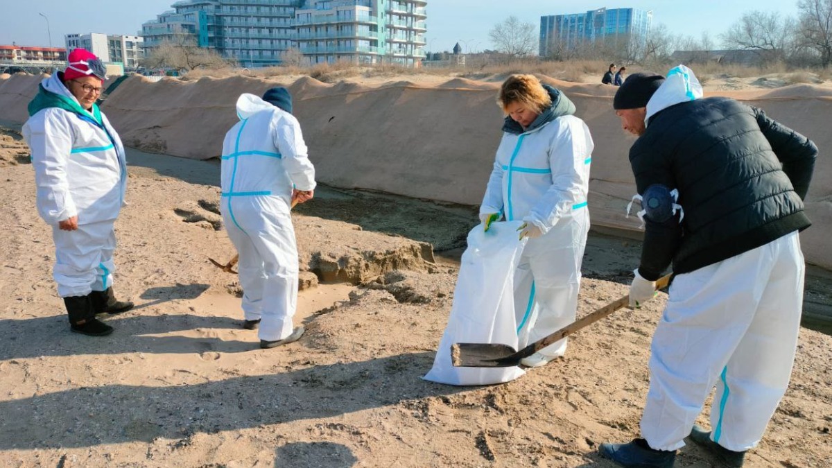 Новые выбросы мазута зафиксированы на семи участках побережья Анапы