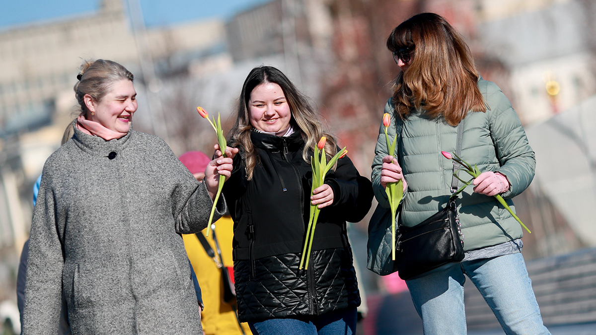 Можно ли женщинам поздравлять друг друга с 8 Марта