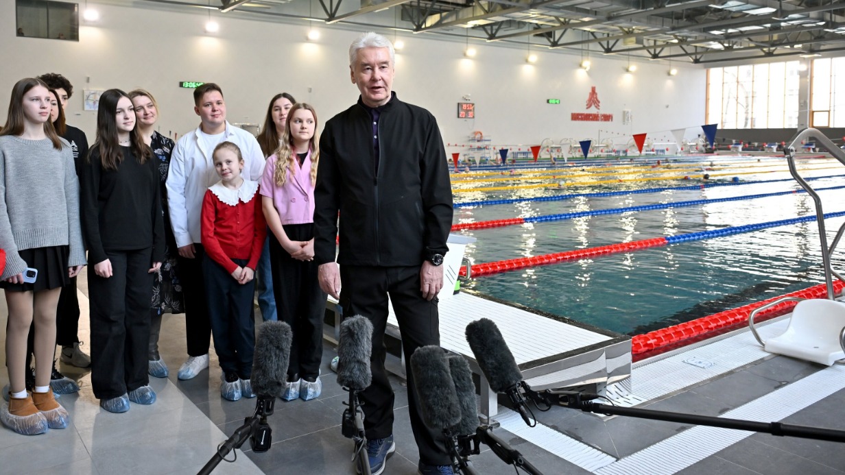 Мэр Москвы Сергей Собянин пообщался с жителями Алексеевского района. Они следили за строительством спортивного комплекса «Стальной» и с нетерпением ждали его открытия. Вместе с мэром горожане осмотрели уникальный 50-метровый бассейн. Его чаша выполнена из нержавеющей стали