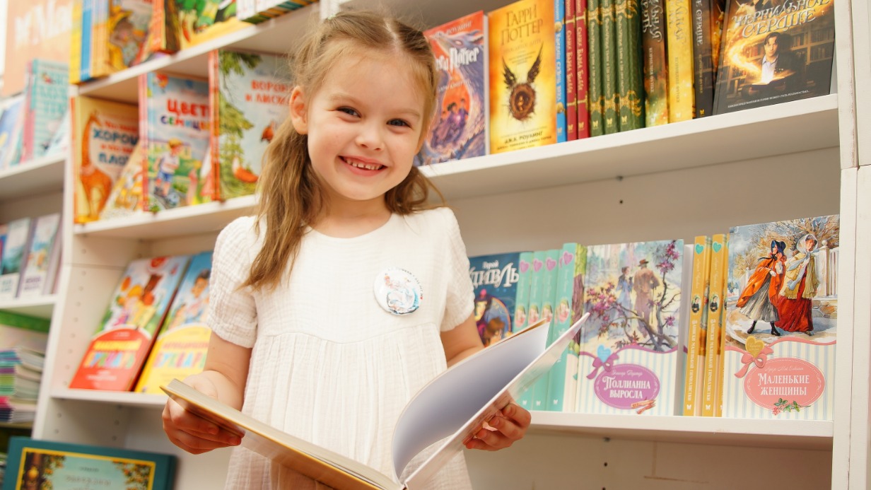 Книжный фестиваль на Красной площади. Озорная непоседа Дарья Чекалина рассматривает книгу «Среди нас нет хулиганов»