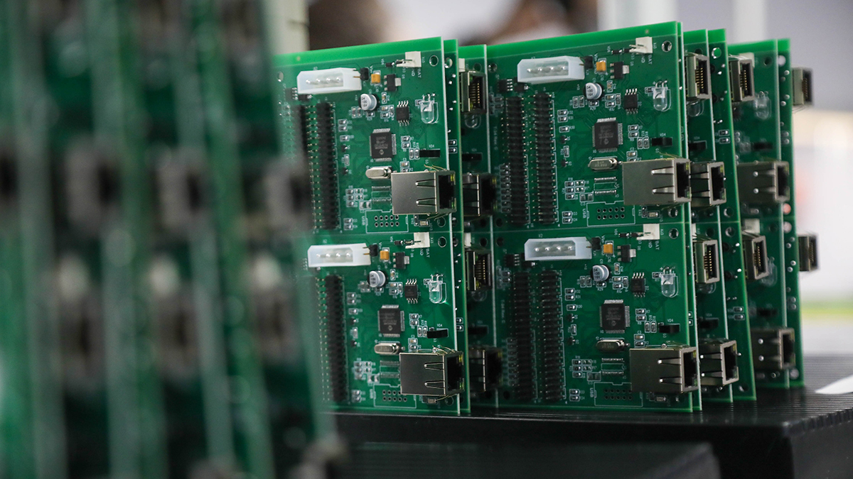 Женщина в Москве украла микросхемы на 12 миллионов рублей у своего работодателя