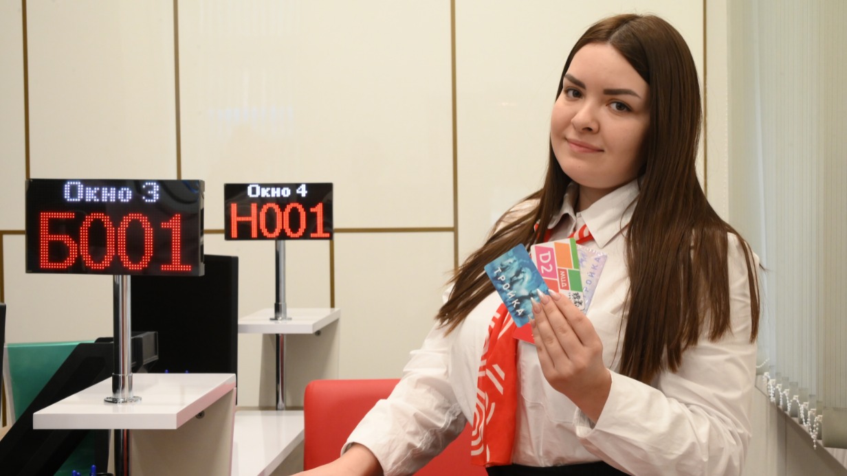 Полина Потемкина, ведущий специалист по работе с пассажирами сервисного центра «Московский транспорт» в офисе в Лубянском проезде, работает здесь с момента открытия центра в 2018 году. Она отметила, что после ремонта стало гораздо комфортнее