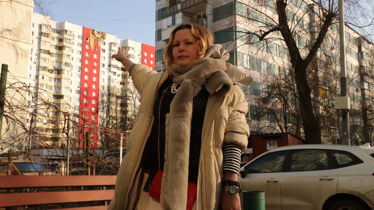 Врач-косметолог, жительница дома на Домодедовской улице Елена Кадрова вышла на улицу сразу, как только услышала громкие взрывы