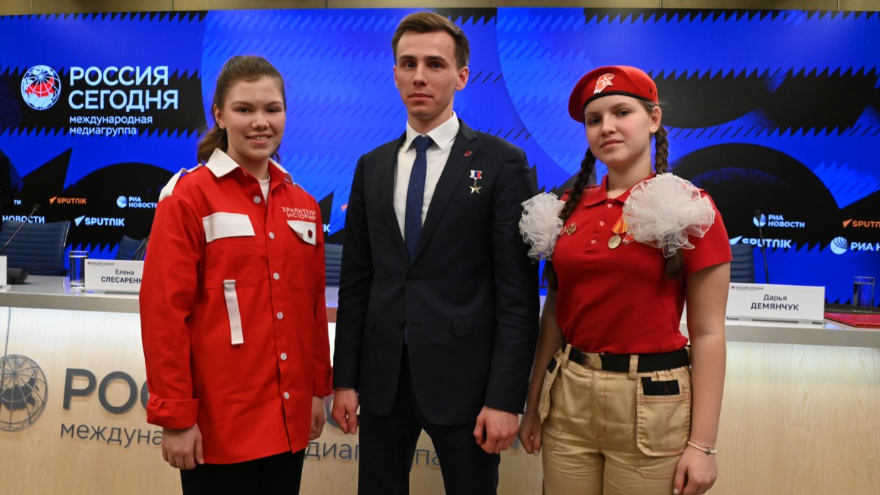 Герой России, начальник Главного штаба «Юнармии» Владислав Головин и участницы проекта «Хранители истории» Дарья Демянчук и Ксения Зуева