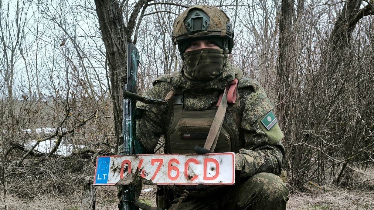 Боец «Ангел» с номерным знаком трофейной литовской машины