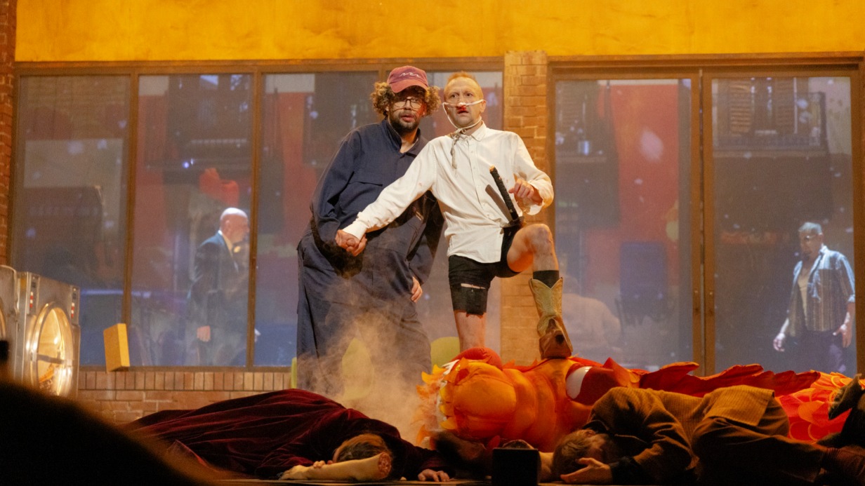 Фрагмент спектакля «Дон Кихот» режиссера Антона Федорова в Театре Наций (2025). Санча-Панча в исполнении актера Семена Штейнберга (слева) и Дон Кихот Ламанчский, которого играет Тимофей Трибунцев (справа)