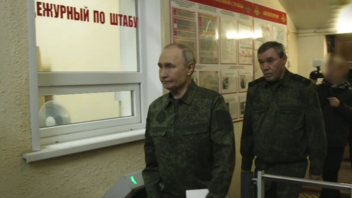 Путин провел совещание в пункте управления курской группировкой войск