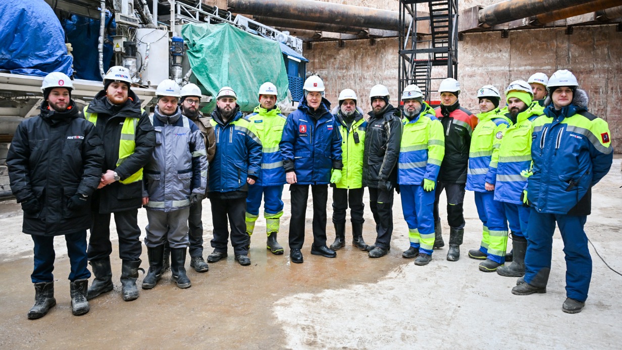 Мэр Москвы Сергей Собянин дал старт проходке левого перегонного тоннеля на участке от будущей станции «Рублево-Архангельское» до «Липовой Рощи» Рублево-Архангельской линии столичного метрополитена. Сегодня активное строительство ведется на многих участках новой ветки