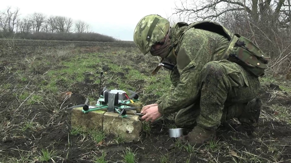 Оператор беспилотных летательных аппаратов из российской группировки войск «Восток» с позывным «Парус» на передовой производит запуск дрона-камикадзе