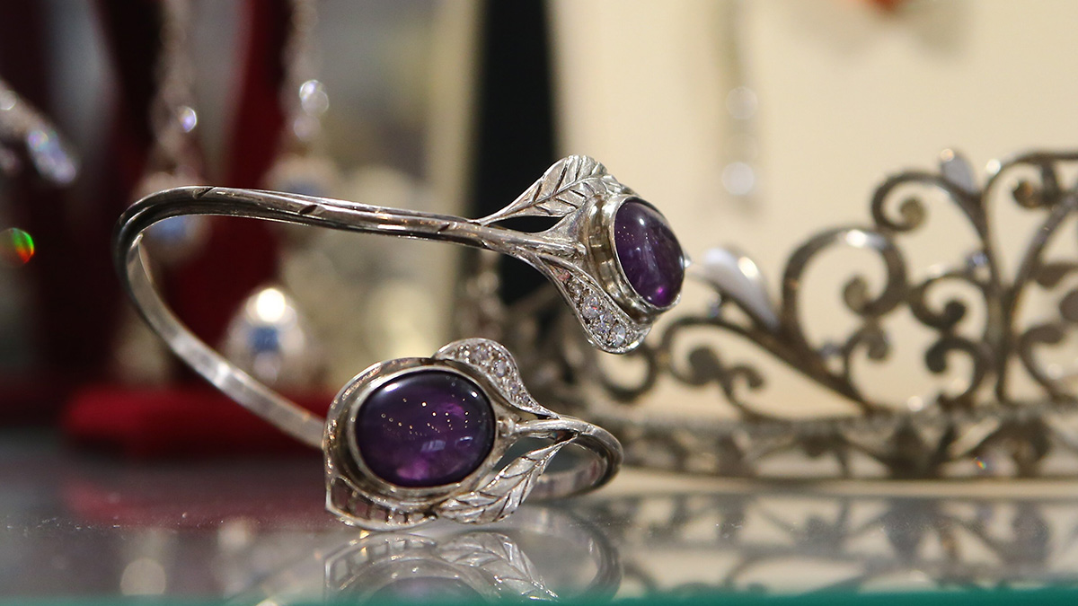 Москвичка украла из ломбарда украшение за 230 тысяч рублей