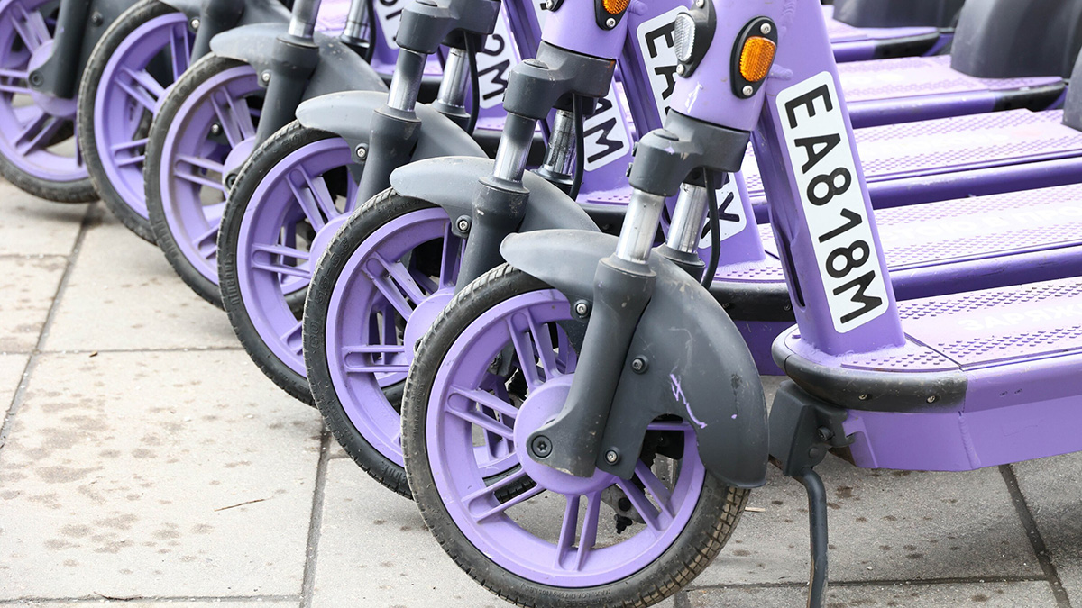 Аренду электросамокатов и велосипедов приостановили из-за непогоды в Москве