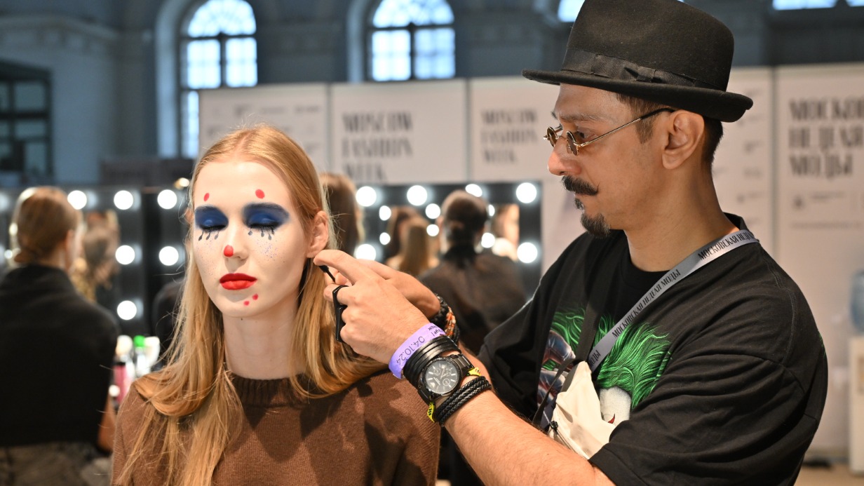 Основатель модного бренда одежды Нитин Бал Чаухан и Светлана Врачинская перед подиумом