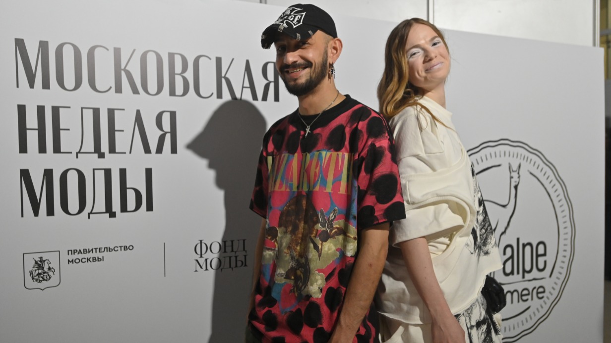 Центральный выставочный зал «Манеж», где проходит Московская неделя моды. Ее участник дизайнер Даниил Хакимов и модель с показа Таисия Левченко