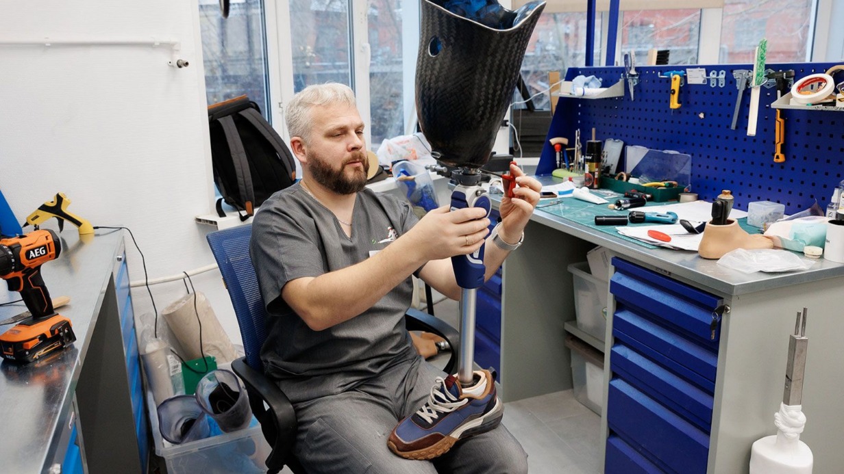 Ведущий техник-протезист Константин Браун за работой. Компания, в которой он работает, является резидентом центра «Феникс» и помогает раненым бойцам СВО возвращаться к прежней жизни с помощью индивидуальной программы реабилитации