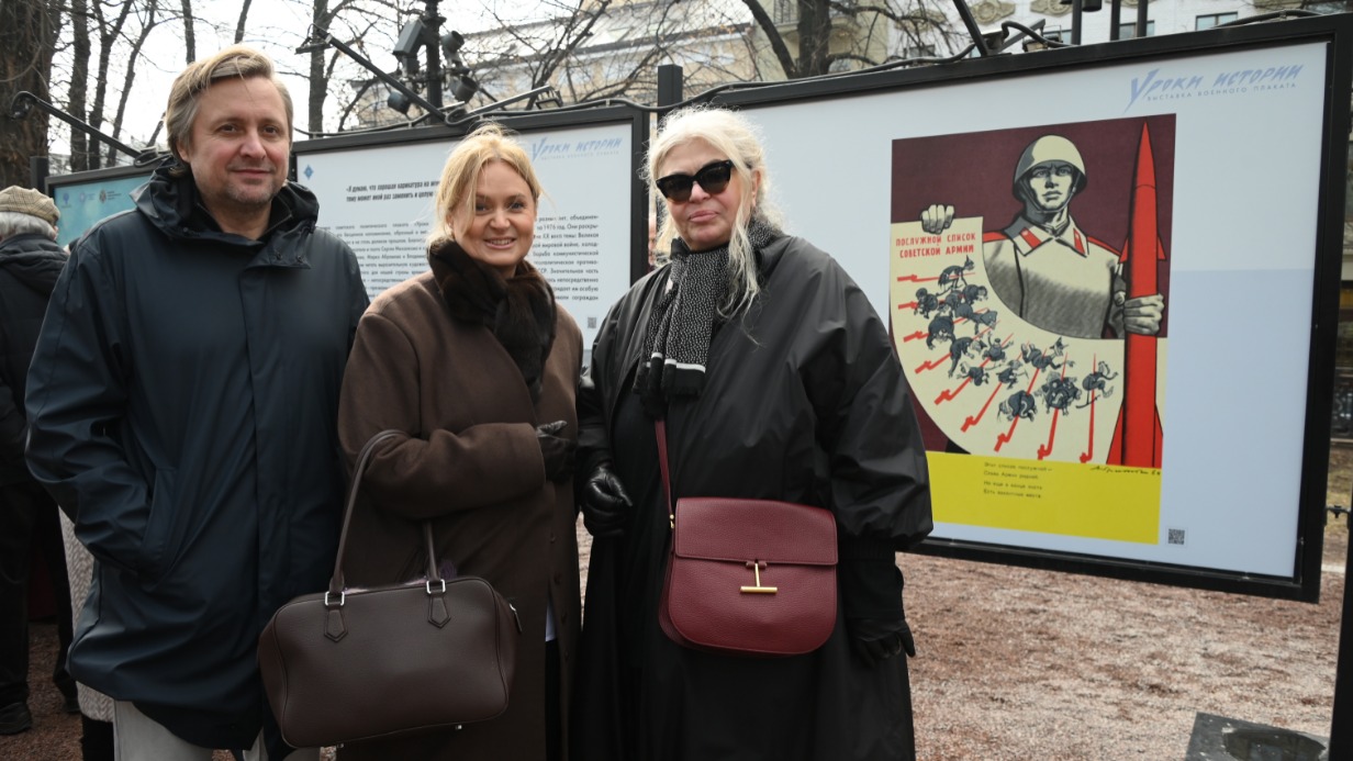 Внуки Сергея Михалкова, киноактеры Артем и Анна Михалковы, и супруга поэта Юлия Субботина-Михалкова на открытии выставки