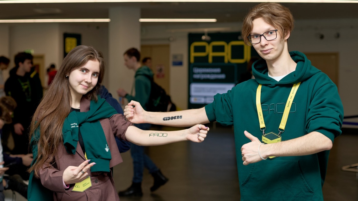 Студенты Высшей школы экономики и менторы олимпиады PROD Диана Чанышева и Михаил Вовк на церемонии награждения победителей