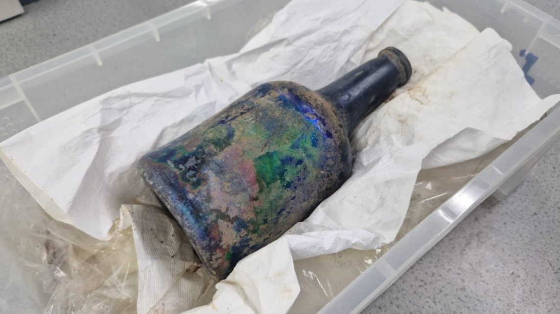 Ученые открыли 200-летнюю «ведьмину бутылку» с таинственной жидкостью