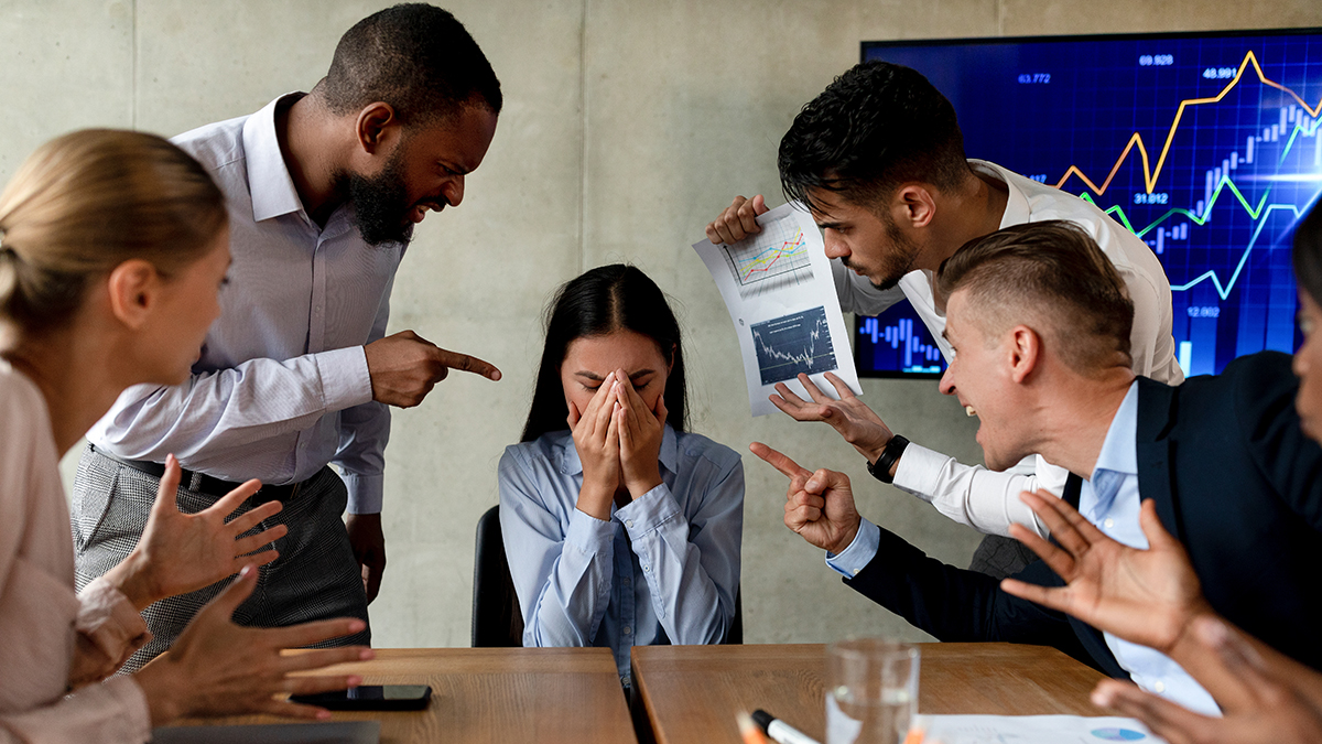 Коллеги и начальство травят на работе: что делать