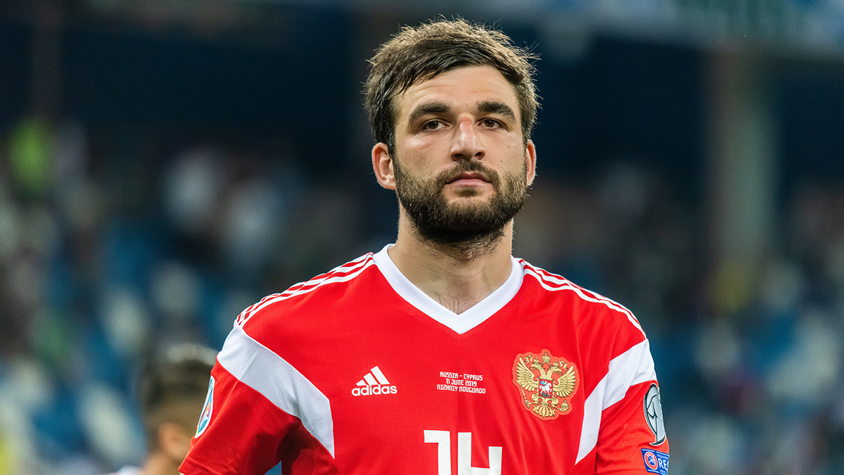 Футболист сборной РФ отсудил у застройщика 2,5 миллиона за три квартиры в Москве