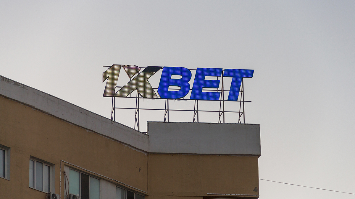 Суд арестовал активы основателя 1XBet: работает ли букмекер в РФ и как это повлияет на игроков