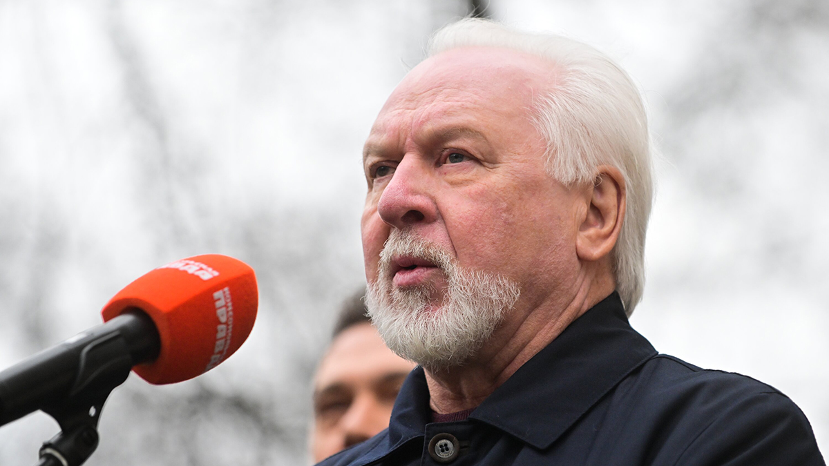 Продолжает нести в мир правду