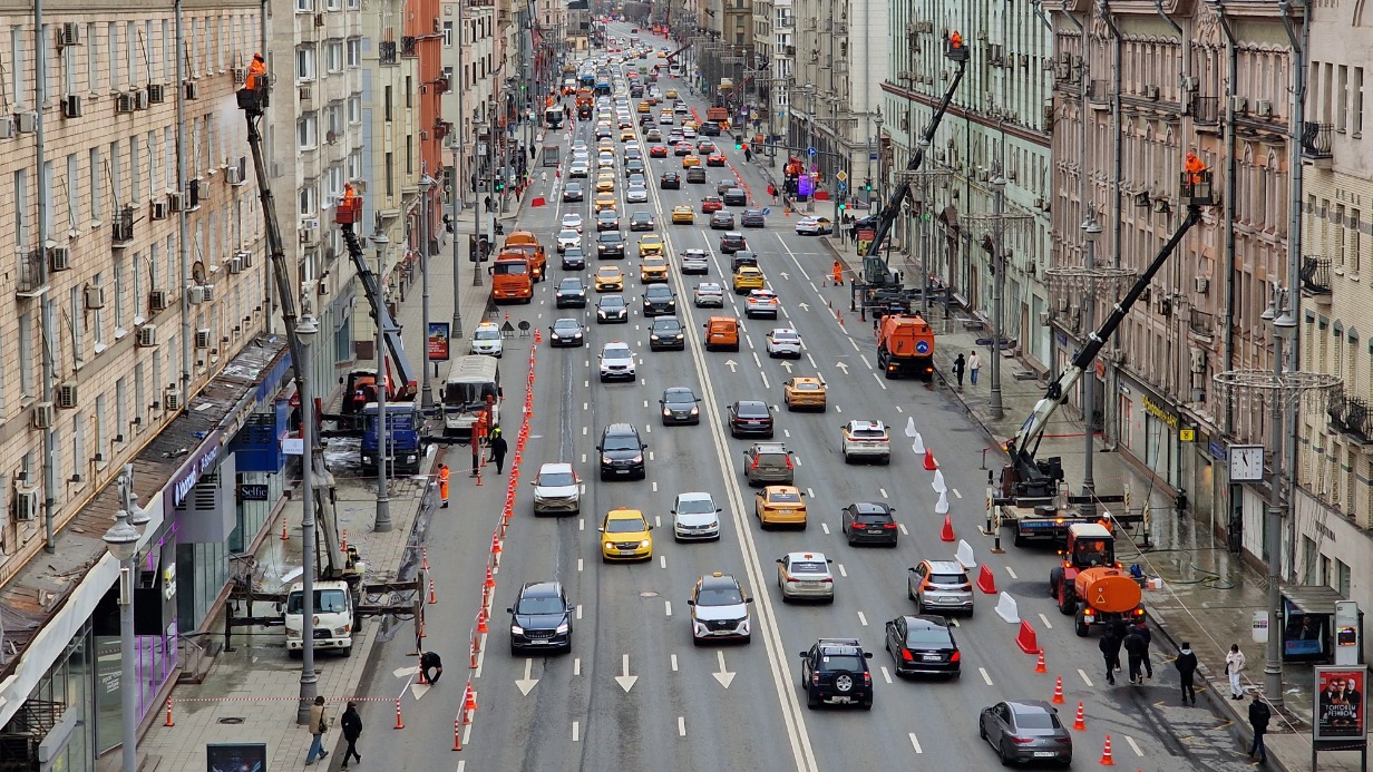 Работы по промывке фасадов зданий начались в Москве