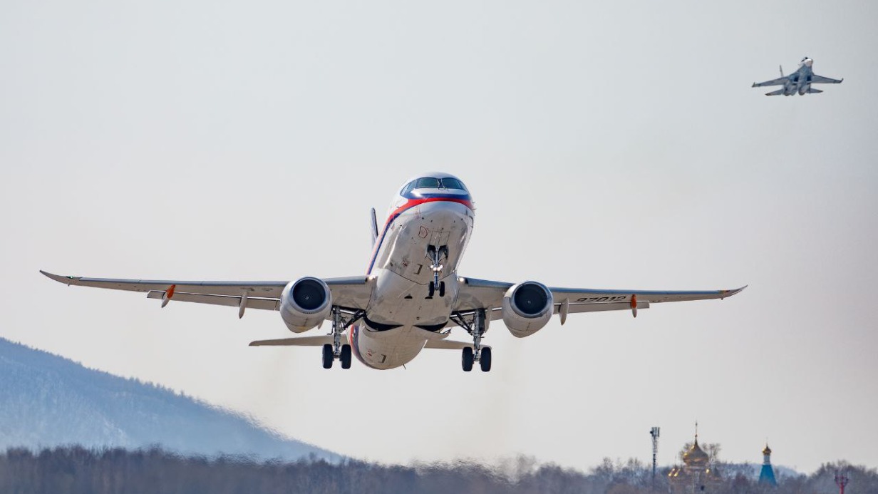 Самолет Superjet-100 совершил первый полет с российским двигателем ПД-8