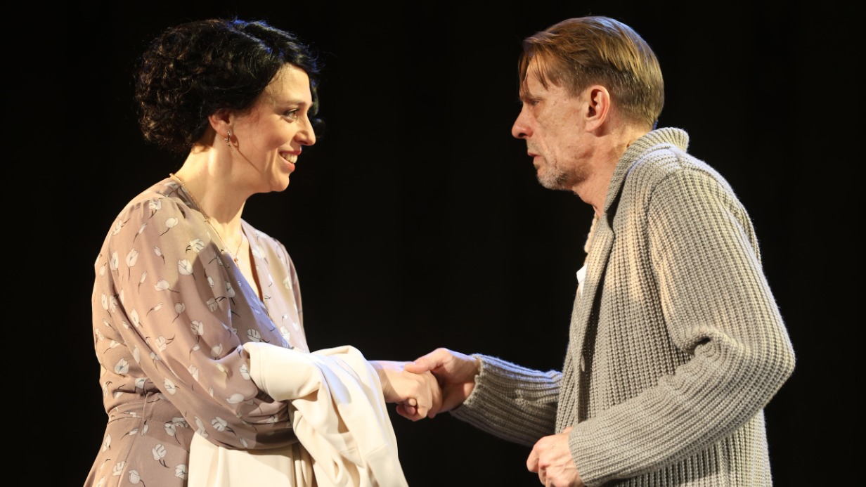 Цветы запоздалые или Еврейское счастье: в московском La’Театре прошла премьера «Нас ждут…»