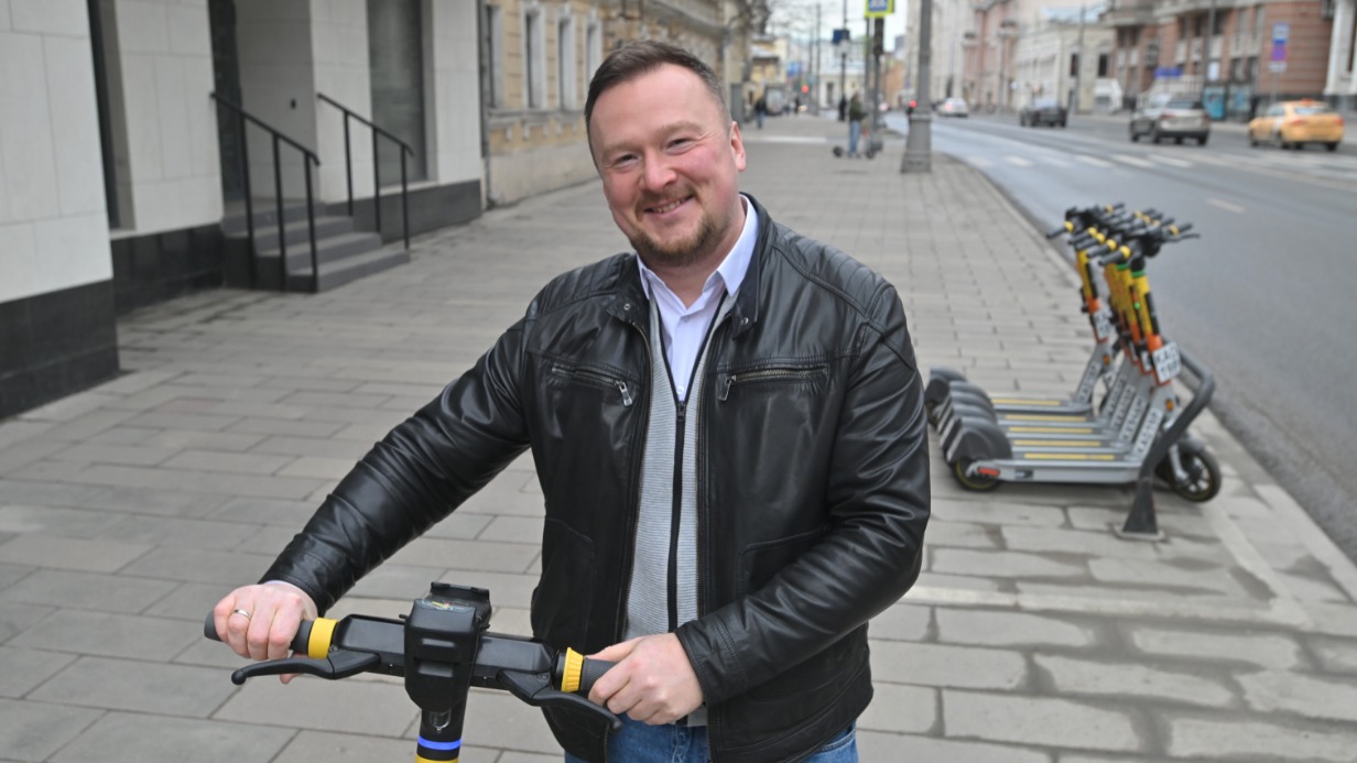 Пресс-секретарь оператора проката Денис Балакирев в день открытия сезона воспользовался электросамокатом, чтобы доехать до работы. По данным властей, 85 процентов поездок на арендованных средствах индивидуальной мобильности москвичи совершают по транспортному сценарию