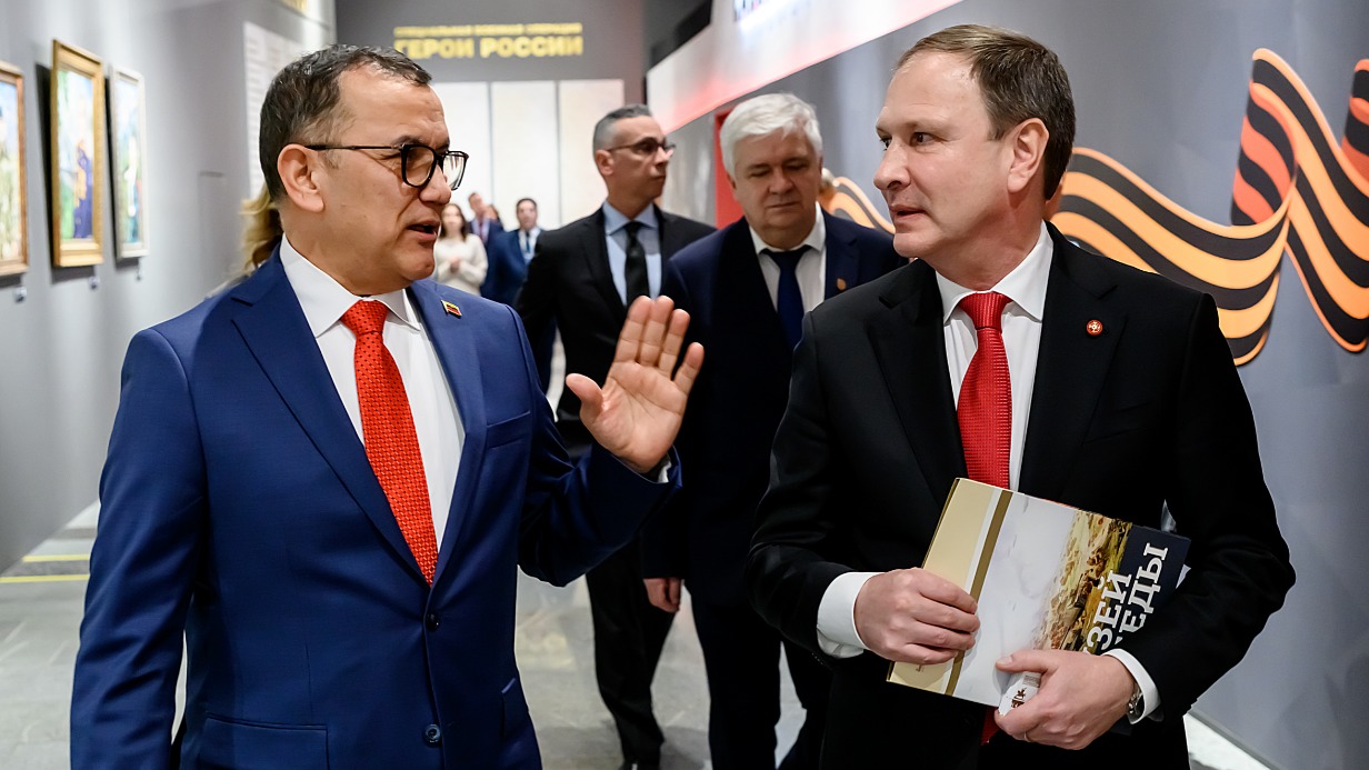 Чрезвычайный и Полномочный Посол Боливарианской Республики Венесуэла в России Хесус Рафаэль Саласар Веласкес и генеральный директор Музея Победы Александр Школьник