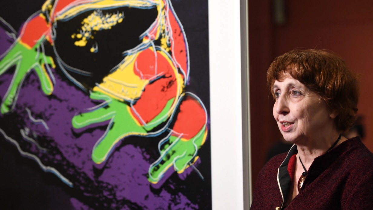 Директор Дарвиновского музея Анна Клюкина открывает выставку «Энди Уорхол. Вымирающие виды». Среди работ знаменитого американского художника была и вот такая картина с древесной лягушкой