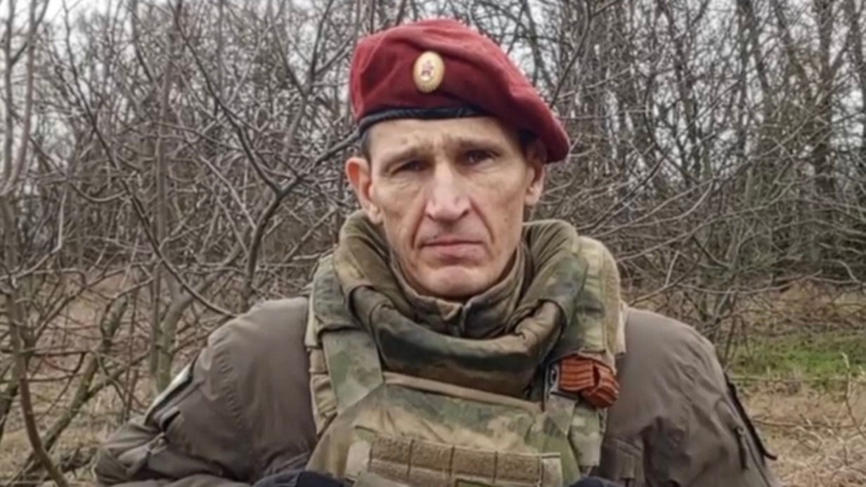 Кадр из видеозаписи, присланной на съезд партии «Справедливая Россия — За правду». Полковник Руслан Татаринов, обладатель крапового берета, кавалер ордена «За личное мужество», на линии боевого соприкосновения