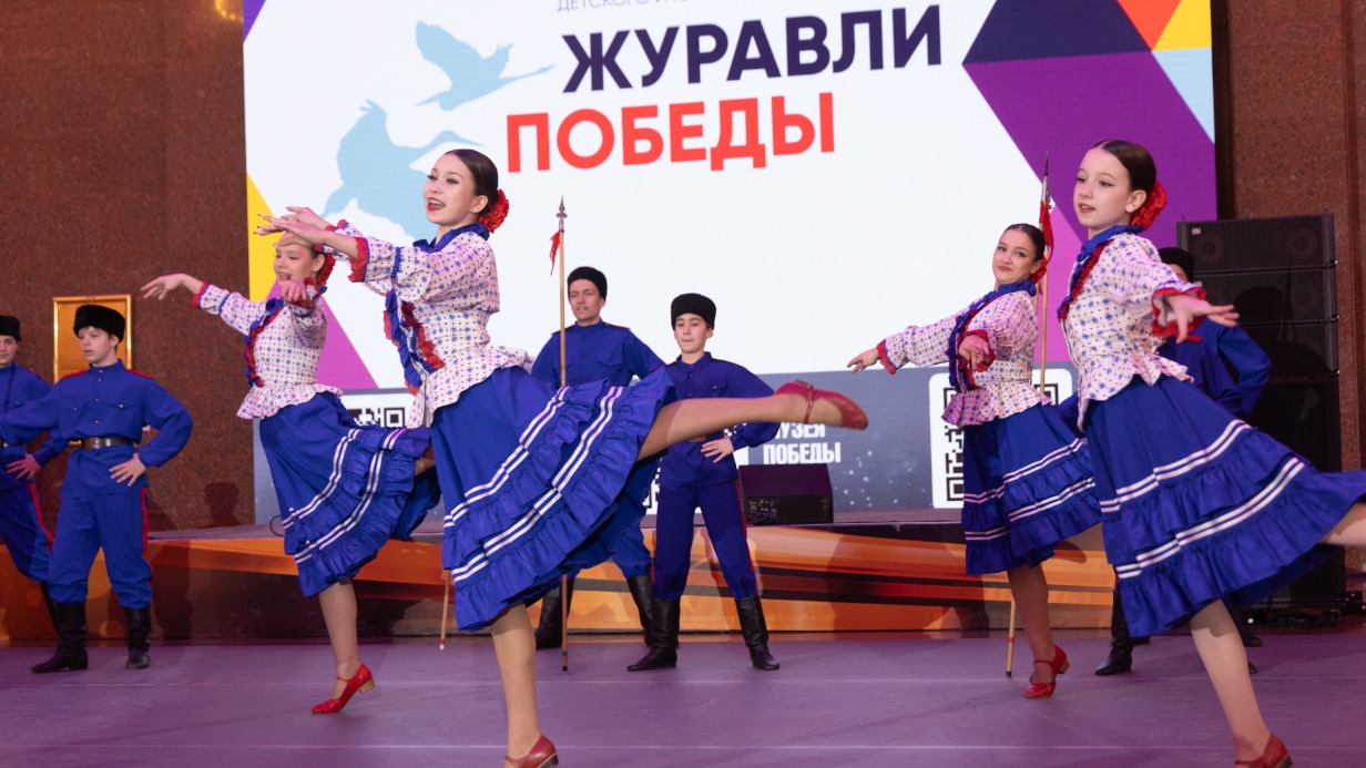 Танцы народов мира исполнили в Музее Победы 
