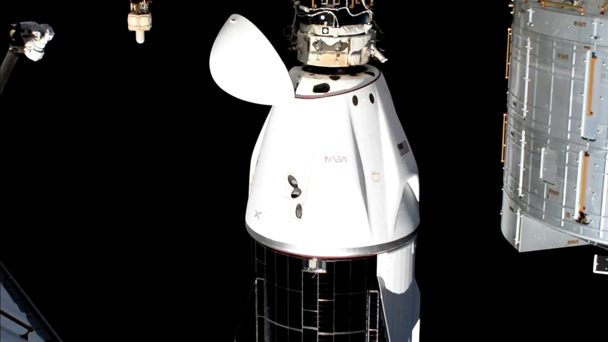 Корабль Crew Dragon с российским космонавтом отстыковался от МКС