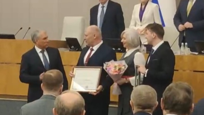 Жителя Подмосковья, сбившего дрон ВСУ из ружья, наградили в Госдуме