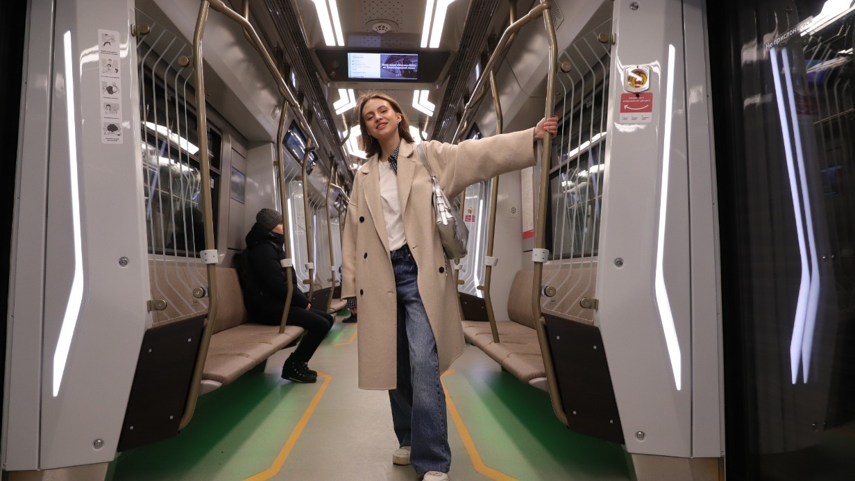 Студентка София Шаповалова едет в современном поезде «Москва-2024»