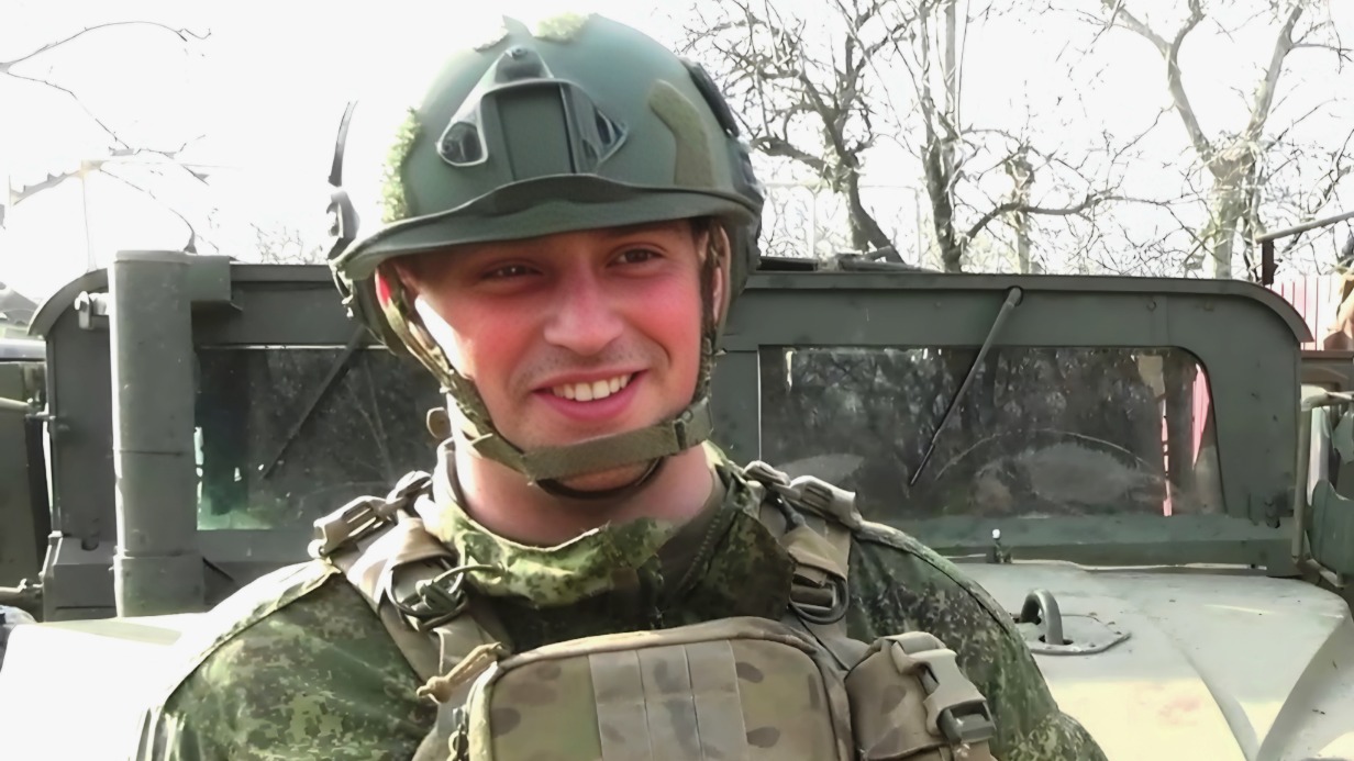 Сапер инженерно-саперного батальона с позывным «Каспер» на фоне захваченного у ВСУ американского бронеавтомобиля Humvee