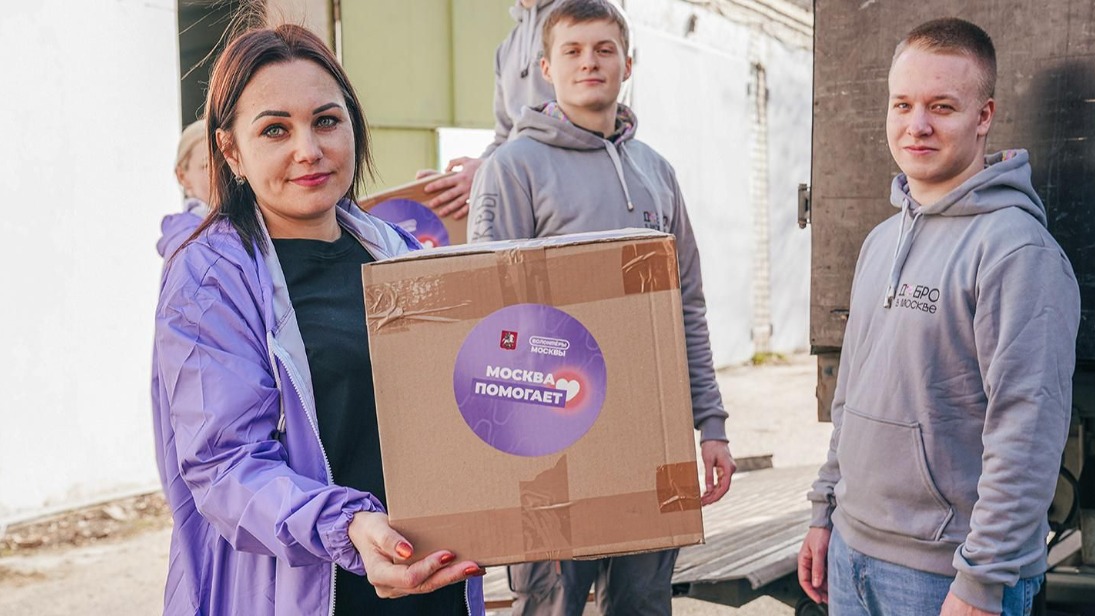 Волонтеры Москвы передали в Курск часть подарков, собранных в «Домиках добра»