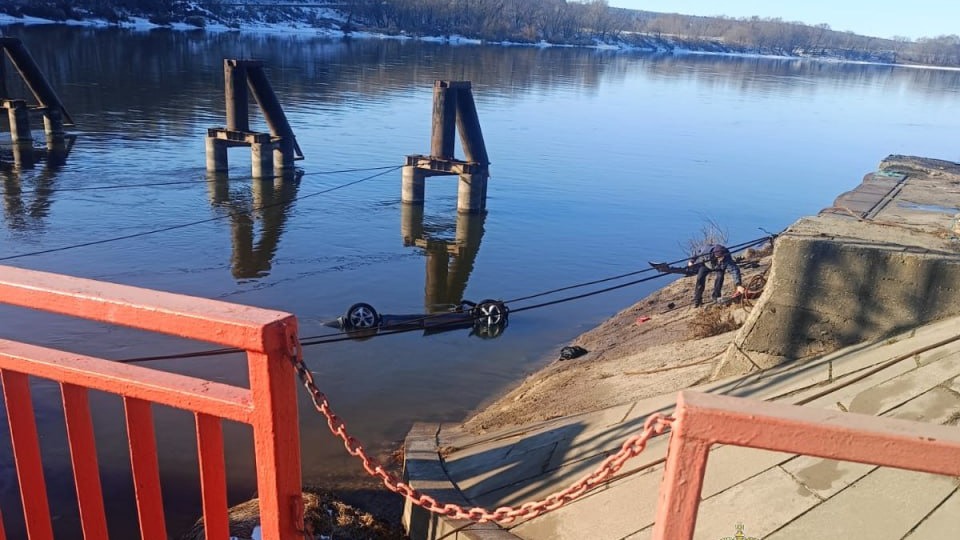 Легковушка вылетела с моста в реку в Подмосковье