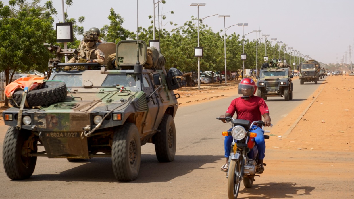 На этой фотографии 2023 года запечатлен довольно болезненный для Парижа процесс вывода французских войск из Нигера. А еще были Мали, ЦАР, Буркина-Фасо... Франция, утратив свои позиции в Африке, словно ищет себе новые колонии — теперь уже европейские