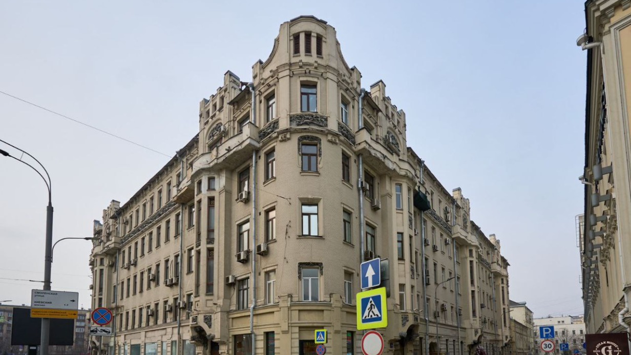 Два помещения для бизнеса в исторических зданиях района Арбат выставили на торги