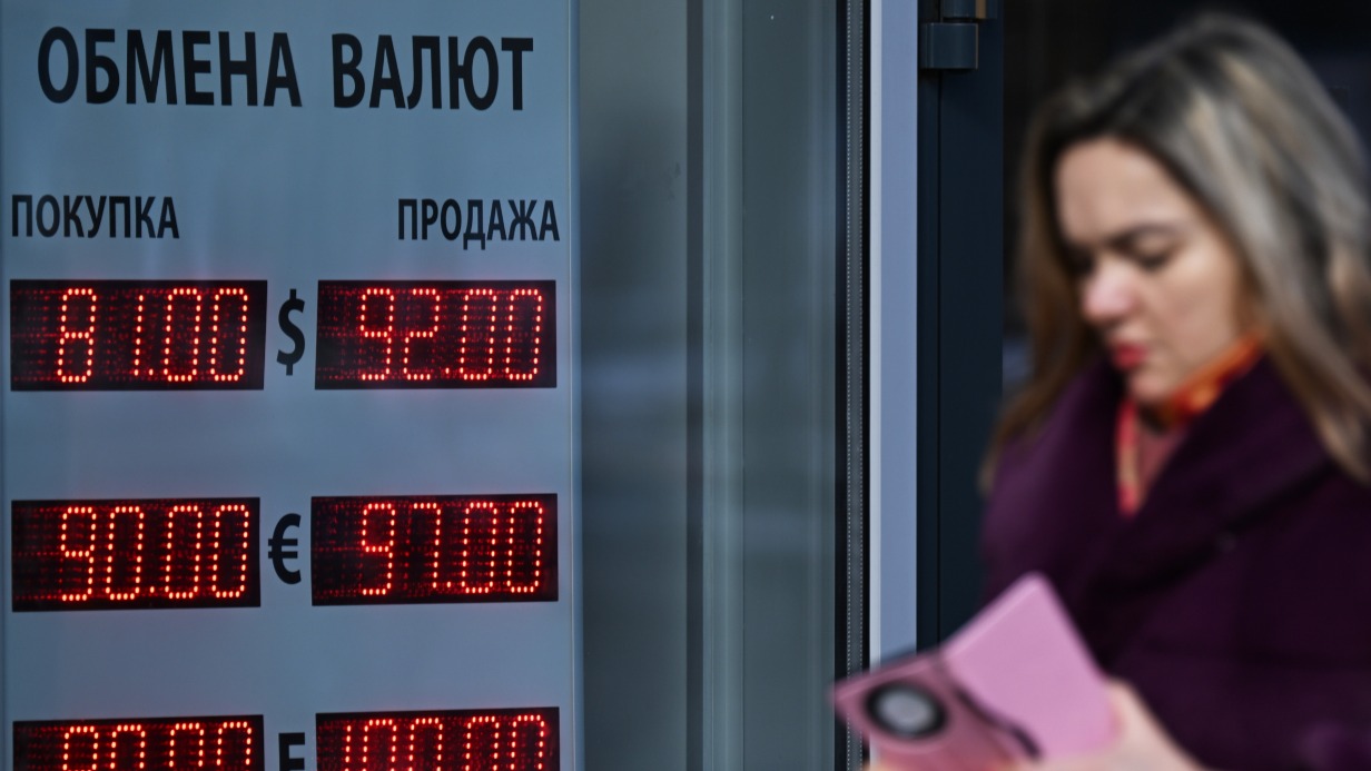 Перед покупкой валюты лучше позвонить в банк и выяснить, когда и где можно будет поменять доллары